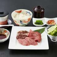 カルビ、赤身ロース、ハラミ、ごはん、スープ、前菜、サラダ、デザート付き