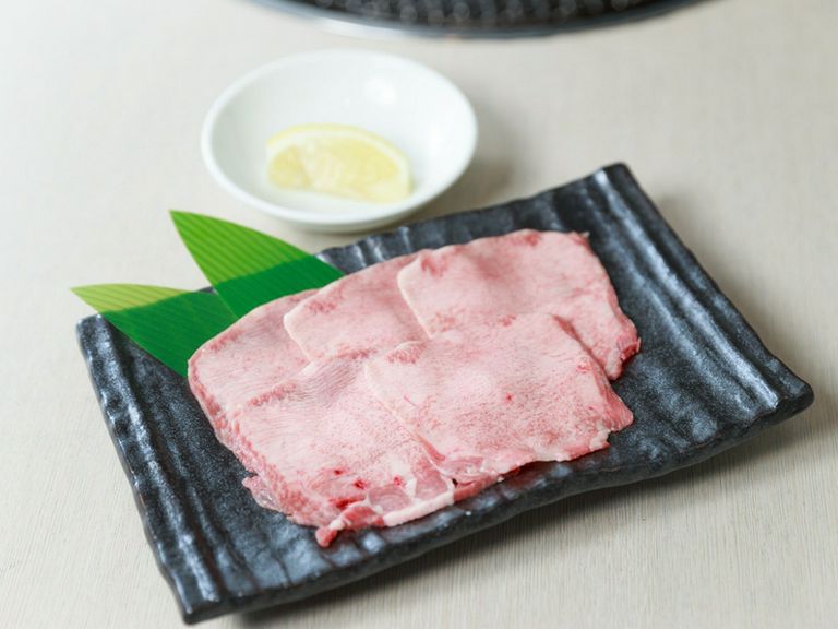 肉の旨みを含んだジューシーな肉汁と、特製塩ダレの酸味が口の中で広がる『牛タン』