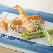 天ぷら専門店で最初に出されるのが、海老。才巻海老とは車海老の小さいもので、油で揚げると甘さが増すため天ぷらによく合います。脚の素揚げが添えられているのは、水槽から出したばかりの新鮮な海老だという証。
