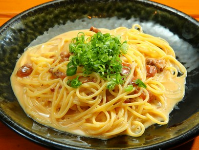 【リュリュ】ならではの独創性を味わえる『牛スジのカルボナーラ』