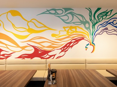 清潔感あふれる店内で大人カジュアルな女子会を