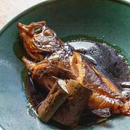 いくつか種類のあるメバルの中でも、身がふっくらで脂も乗っていて美味しいと言われる黒メバルを地元の醤油を使って煮付けにしています。身ほぐれもよいので、煮魚が苦手な方にも是非食べてほしい一品です。