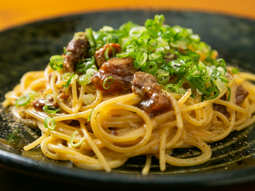 【リュリュ】ならではの独創性を味わえる『牛スジのカルボナーラ』