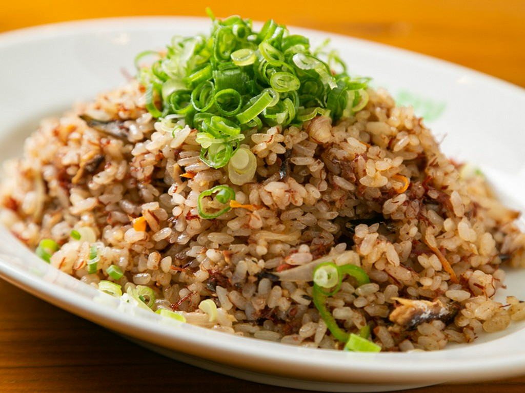 絶妙なコンビネーションが食欲をくすぐる『オイルサーディンコンビーフバターライス』