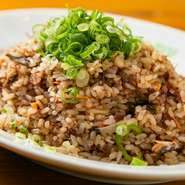 オイルサーディンの程よい塩味と、コンビーフの旨みを見事に組み合わせ。スパゲティに続く看板メニュー『バターライス』の中でも人気の一皿です。