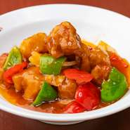 ジューシーな豚肉と甘酸っぱい特製ソースが絡んで美味です。