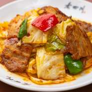 薄く切られたお肉と野菜を口いっぱいに。特製の味付けは病みつき間違いなし