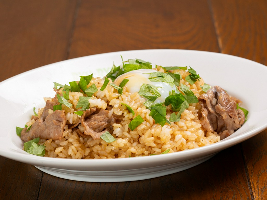 風味豊かな『牛肉としそのバターライス半熟卵のせ』