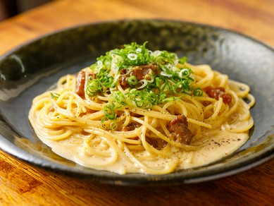 【リュリュ】ならではの独創性を味わえる『牛スジのカルボナーラ』