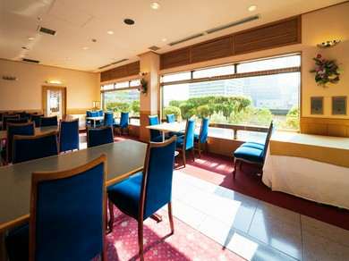 庭園を望めるフロア席