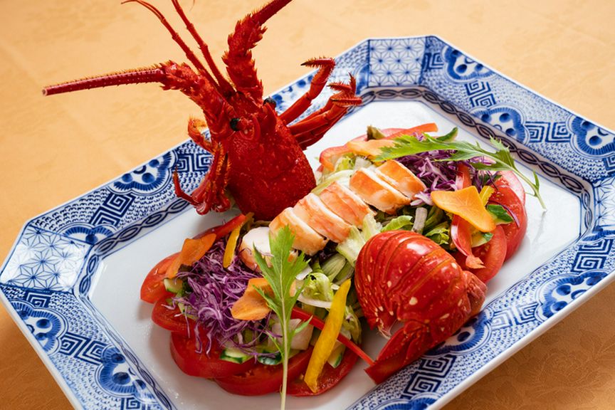 弾力のある食感を際立たせた『伊勢海老のサラダ、中納言風』姿(3〜4名様)/1/2(1〜2名様)