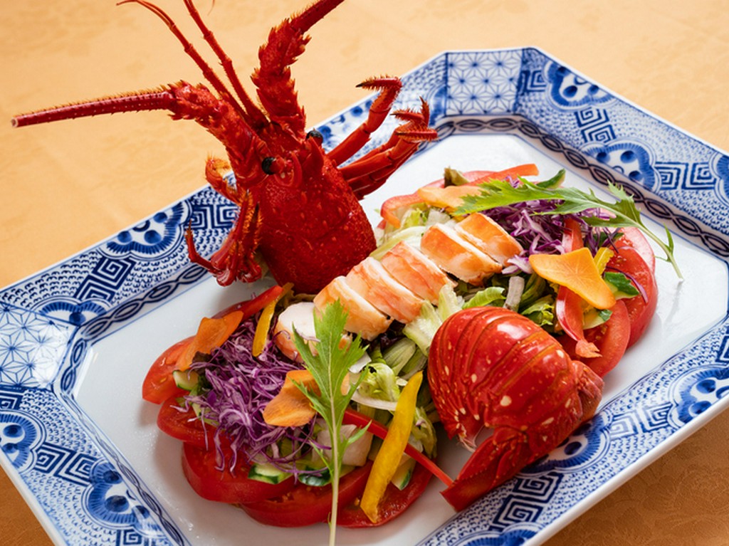 弾力のある食感を際立たせた『伊勢海老のサラダ、中納言風』姿（3～4名様）／1/2（1～2名様）