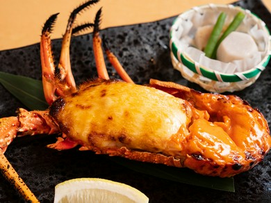 祝事に最適。2色のソースが生み出す紅白カラーが映える『伊勢海老の中納言焼』