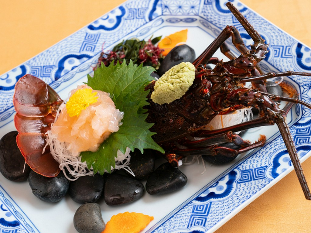 鮮度の良さと、素材本来の持ち味を活かした『伊勢海老の姿造り』（100gあたり）