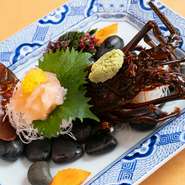 鮮度の良さと、素材本来の持ち味を活かした『伊勢海老の姿造り』（100gあたり）