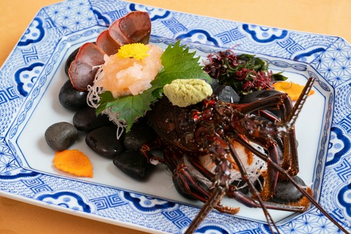 生きたまま調理するから、鮮度抜群。プリプリの食感を楽しんで