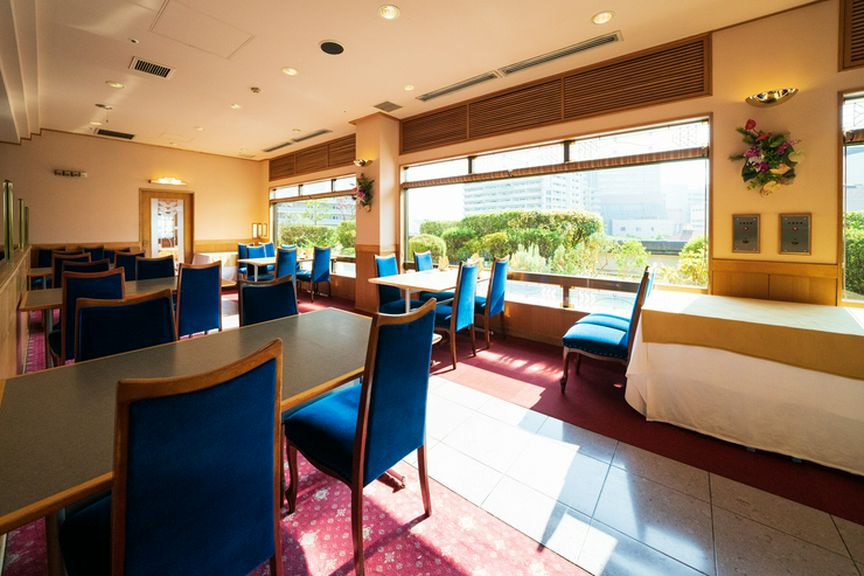 大きな窓から庭園を望める、開放感たっぷりのフロア席