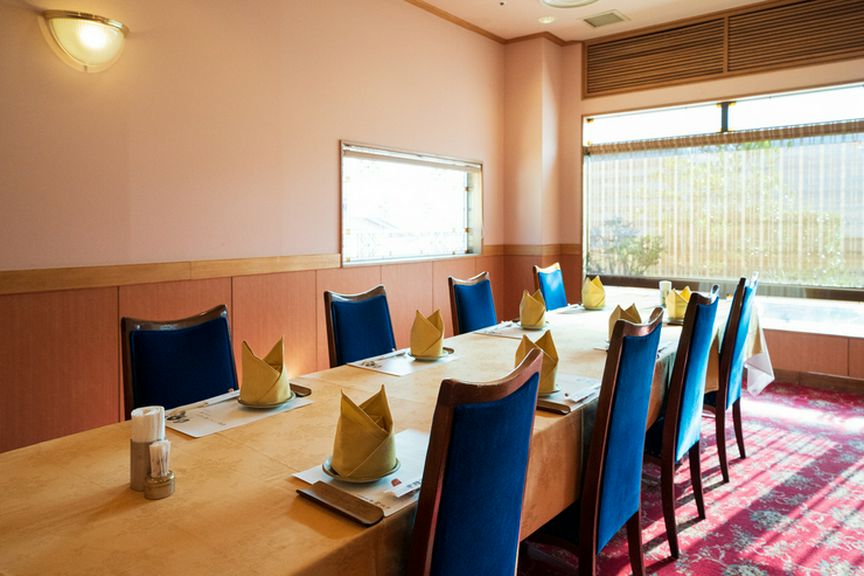 上品かつ洗練された空間で食す伊勢海老料理は、格別のおいしさ