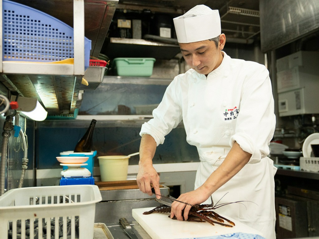 いけすで適切に管理された活伊勢海老を捌き、多彩な料理で提供