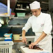 いけすで適切に管理された活伊勢海老を捌き、多彩な料理で提供