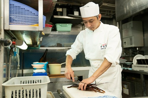 いけすで適切に管理された活伊勢海老を捌き、多彩な料理で提供