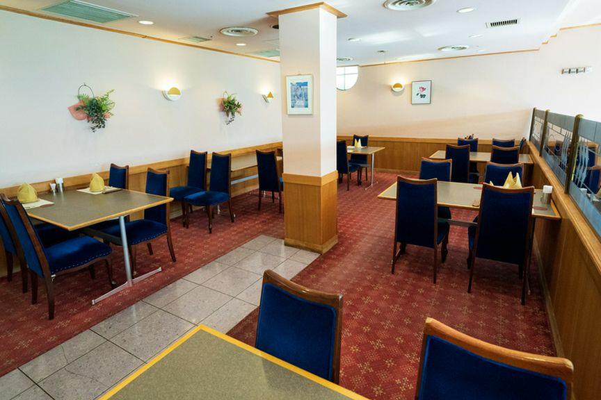 各テーブルがゆったりと配置された、寛げる雰囲気の店内