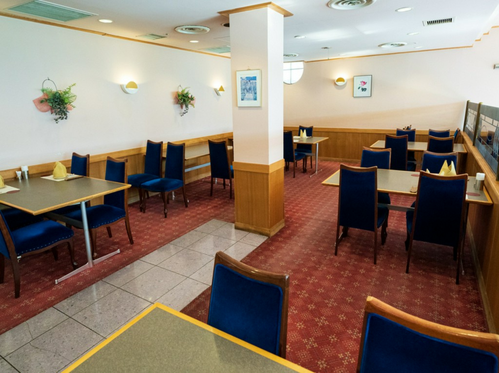 各テーブルがゆったりと配置された、寛げる雰囲気の店内