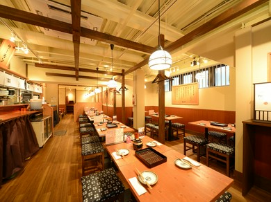 温かみのあるアットホームな店内でくつろぐ