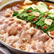 昆布とかつおだしの効いた醤油スープに、もつとにんにくのコクと濃厚な味わい。
