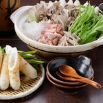 さくらんぼ鶏の出汁と、ごぼうなどの野菜の旨味をきりたんぽが程よく吸い込んだ秋田名物鍋。