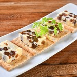 本日のチーズ5種盛。少しずつの盛り合わせなので、色々試せてお得なメニューです。ワインと一緒に♪