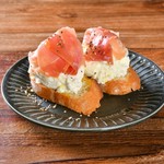 チーズをふわっとしたムースに仕立て、生ハムの塩味が相性抜群！