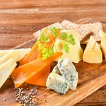 濃厚モッツァレラチーズとフレッシュトマト、バジルの風味が定番相性◎