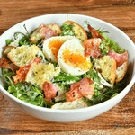 やみつき食材のカリカリベーコンをのせて魅惑の食感＆味わいに♪