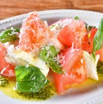 濃厚モッツァレラチーズとフレッシュトマト、バジルの風味が定番相性◎