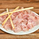 ぷりぷりの海老を特製スパイスカクテルソースでお召し上がりください。