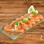 色鮮やかなサーモンを使用した前菜にピッタリの一品です。
