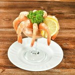 ぷりぷりの海老を特製スパイスカクテルソースでお召し上がりください。