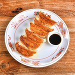 肉汁溢れるジューシー焼き餃子。