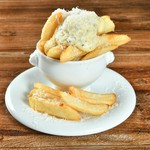 ＜選べる4種のソース＞トリュフマヨポテトソース・カレーマヨ ポテトソース・チェダーマヨ ポテトソース・レモンバジルマヨ ポテトソース　※写真はチェダーマヨ ポテトソースです。