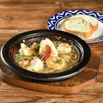 チーズの濃厚なコク、パンチのきいた黒胡椒、豚肉のうま味が絶妙に合わさり、やみつきになる味わいの、ビールに合う一口サイズの焼売です。
■追加チーズシュウマイ(1個)：198円(税込)