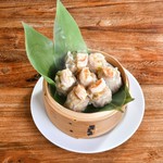 ちょっと贅沢で上品な王道の海老肉焼売！ジューシーな豚肉に、プリッとした海老が入った食べごたえのある肉焼売です。
■追加海老シュウマイ(1個)：198円(税込)