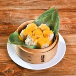 チーズの濃厚なコク、パンチのきいた黒胡椒、豚肉のうま味が絶妙に合わさり、やみつきになる味わいの、ビールに合う一口サイズの焼売です。
■追加チーズシュウマイ(1個)：198円(税込)