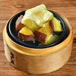 丁寧に火入れしたとっても柔らかい自慢のステーキ。美しいビジュアルで思わず歓声が上がります♪噛めば肉厚な赤身からほとばしる旨みでワインがすすみます！