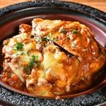 ジューシーにグリルした茄子を、自家製ボロネーゼととろけるモッツァレラチーズで！熱々でどうぞ