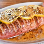 イカを丸ごと焼いてレモンでキュッと味をしめます！ピリッとする黒胡椒バターがアクセント♪