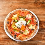 大人気同士の組み合わせ、王道マルゲリータと照り焼きチキンのハーフ＆ハーフ！ビールが進む！