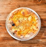 定番人気のマルゲリータとクアトロフォルマッジの2つのピザを1度に楽しめるハーフ＆ハーフピザ。