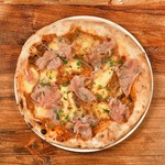 ポルチーニ茸の芳醇な香りと生ハムの塩味でアテにもぴったりなピッツァ。