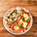 大人気同士の組み合わせ、王道マルゲリータと照り焼きチキンのハーフ＆ハーフ！ビールが進む！